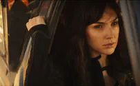 גל גדות פינת ג'יימס בונד