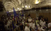 Over a thousand Jews march around Temple Mount to mark new month