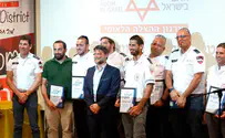 צילום: ערוץ 7 עיטור מגן דוד אדום לקצין שנפצע בפיגוע בעיר דוד