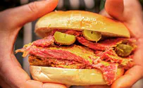 1st kosher restaurant in decades attracts non-Jewish celebrities
