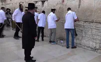 צפו: ניקוי הפתקים בכותל המערבי