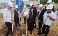 במעמד השר: שכונה החדשה בכפר חב"ד