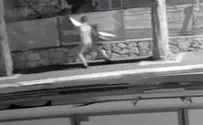 Житель Петах-Тиквы срывает предвыборные плакаты