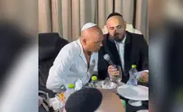 הזמר אייל גולן קיים סעודת הודיה