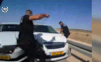 תיעוד: פסול נהיגה פורץ מחסום משטרתי ומנגח ניידות ונעצר