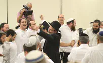 מאות בהקבלת פני הרב מיכה הלוי בפתח תקווה