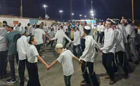 מאות בשמחת בית השואבה מול כלא אשל