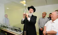 הרב הראשי קבע מזוזות במשרדי הרכבת הקלה