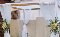 הזוג החסידי התחתן בחצר המשפחה