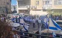 רגע לפני ההלוויה: שירת "אני מאמין" מחוץ לבית החייל שנהרג