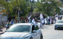 התושבים ליוו בדגלים את המשפחה השכולה