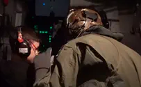 הילד אוהד מונדר בקוקפיט בדרך חזרה מהשבי