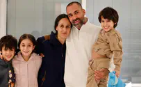 צילום: דוברות מרכז שניידר חיבוק ראשון: אביחי ברודץ' התאחד עם משפחתו שחזרה מהשבי