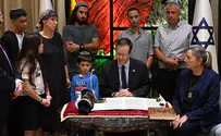 לזכרו של אלחנן קלמנזון | נשיא המדינה כתב אות בספר תורה שייכנס לבית הכנסת בקיבוץ בארי