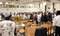 חוגגים נר ראשון של חנוכה בישיבת בית אל