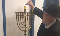 הרב ליאור הדליק בחנוכייה מיוחדת