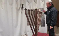 אביו של החטוף בעזה הדליק נר במערת המכפלה