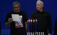 גלנט הדליק נר רביעי עם משפחות חטופים