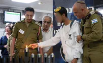 מרגש: קצין החינוך והנוער הראשי הדליק נר רביעי עם פצועי צה"ל