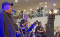 Singer Shlomi Shabat sings for couple injured at Nova festival
