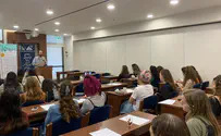 צעירים בגילאי ה-20 מתגייסים ולומדים תורה