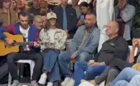 עומר אדם שר בבית האבלים: "מודה אני"
