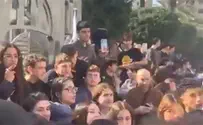 תלמידים מוחים נגד המנהל שמנע הנחת תפילין