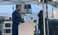 העיתונאי החרדי שנאם בעצרת בכיכר החטופים