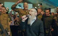 צילום: yanki elharar Avraham Fried and IDF soldiers perform 'Linatzeiach'
