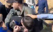 Конный полицейский сбил с ног пожилого мужчину