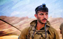 התלמידים שרים עם ראש הישיבה לזכר בנו