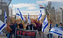 לאחר הגעת המפגינים צה"ל סגר את מעבר ניצנה