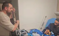 צפו: עקיבא ניגן לאחיו שנפצע בעזה