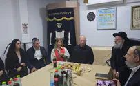 Defense Min. donates 'parochet' to synagogue
