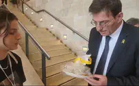 Hostages' families give mishloach manot to MKs