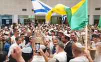 מח"ט גולני עם ספר התורה שמנציח את חייליו
