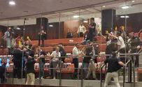 מהומה בכנסת: קרובי משפחות של חטופים מרחו צבע צהוב על הזגוגית ביציע האורחים