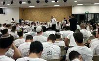 תלמידי הישיבה בשירת המונים לזכר הנופלים