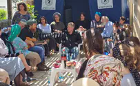 ביני לנדאו שר עם משפחתו של בנימין הי"ד