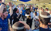 מאות בהכנסת ספר תורה בגבעת נחלת צבי