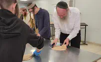 תלמידי הישיבה אפו מצות בבית המדרש החדש