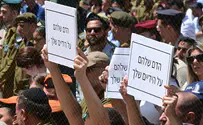 מחאה שקטה נגד גלנט בבית העלמין בקרית שאול