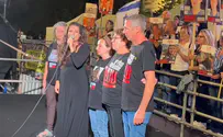 מירי מסיקה בשירת 'התקווה' עם שורדי השבי