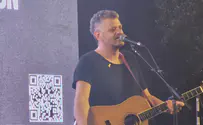צפו: אמיר דדון מופיע בערב מיוחד 'שרים תפילה' בכיכר החטופים בתל אביב