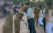 צילום: דובר צה"ל נפצע בקרבות וקיבל סיכה בטקס סוף מסלול