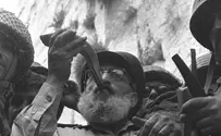 התפילה הראשונה של הרב גורן בקבר רחל