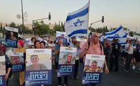 צילום: ערוץ 7 משפחות שכולות צועדות נגד העסקה: "אין לכם מנדט להכנע לחמאס"