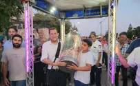 אדיר אביחי הכניס ספר תורה לזכר אביו שנרצח