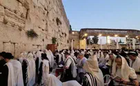 Тысячи верующих евреев молятся у Западной Стены