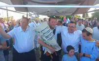 מאות בהכנסת ספר תורה לזכר הלל ויגל יניב